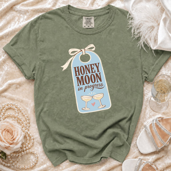 Honeymoon T-shirt in Moss