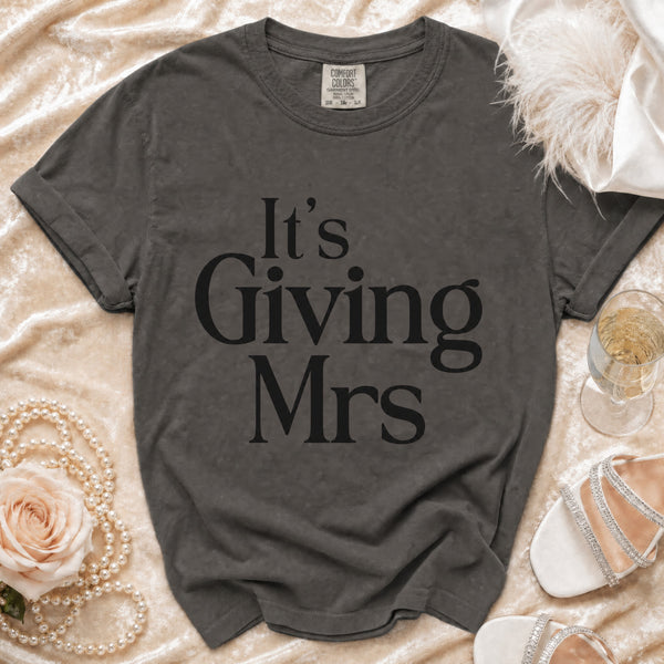 It's Giving Mrs. Bridal T-shirt in Pepper