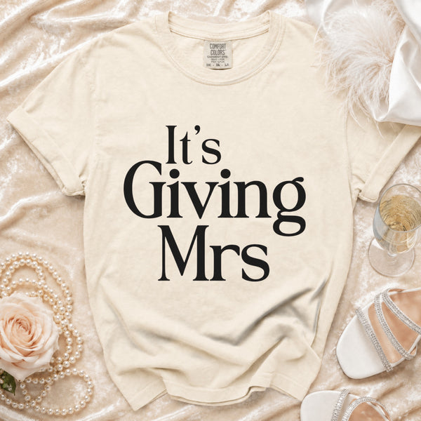 It's Giving Mrs. Bridal T-shirt in Ivory