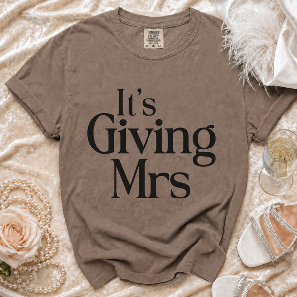 It's Giving Mrs. Bridal T-shirt in Espresso