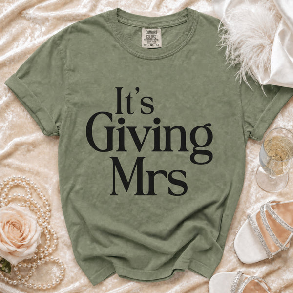It's Giving Mrs. Bridal T-shirt in Moss