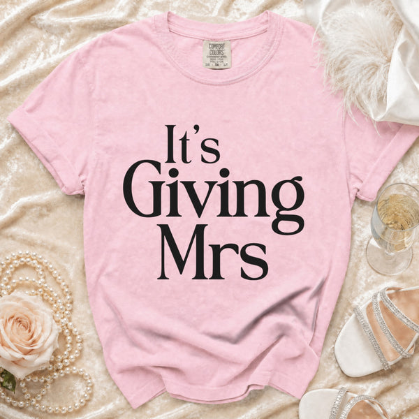It's Giving Mrs. Bridal T-shirt in Blossom